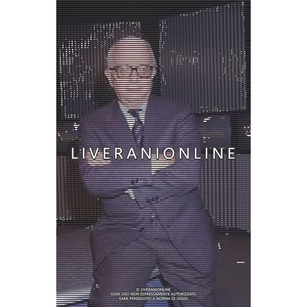 RETROSPETTIVA ENZO BIAGI GIORNALISTA E SCRITTORE E CONDUTTORE TELEVISIVO NELLA FOTO ENZO BIAGI NELLA TRASMISSIONE TELEVISIVA“TERRE LONTANE“ NELL\'ANNO 1989 AG ALDO LIVERANI SAS 