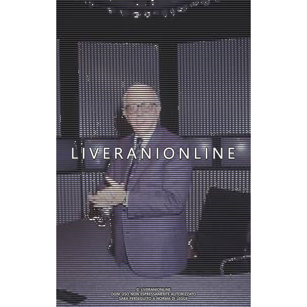 RETROSPETTIVA ENZO BIAGI GIORNALISTA E SCRITTORE E CONDUTTORE TELEVISIVO NELLA FOTO ENZO BIAGI NELLA TRASMISSIONE TELEVISIVA“TERRE LONTANE“ NELL\'ANNO 1989 AG ALDO LIVERANI SAS 