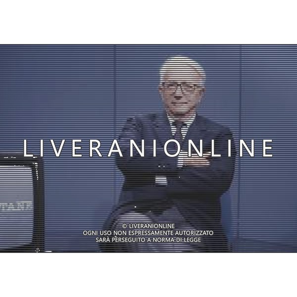 RETROSPETTIVA ENZO BIAGI GIORNALISTA E SCRITTORE E CONDUTTORE TELEVISIVO NELLA FOTO ENZO BIAGI NELLA TRASMISSIONE TELEVISIVA“TERRE LONTANE“ NELL\'ANNO 1989 AG ALDO LIVERANI SAS 
