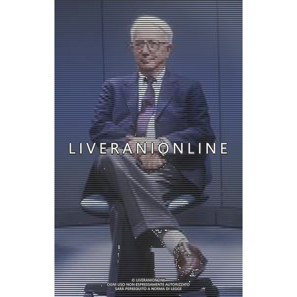 RETROSPETTIVA ENZO BIAGI GIORNALISTA E SCRITTORE E CONDUTTORE TELEVISIVO NELLA FOTO ENZO BIAGI NELLA TRASMISSIONE TELEVISIVA“TERRE LONTANE“ NELL\'ANNO 1989 AG ALDO LIVERANI SAS 