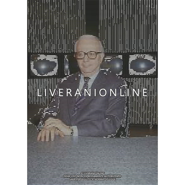 RETROSPETTIVA ENZO BIAGI GIORNALISTA E SCRITTORE E CONDUTTORE TELEVISIVO NELLA FOTO ENZO BIAGI NELLA TRASMISSIONE TELEVISIVA“TERRE LONTANE“ NELL\'ANNO 1989 AG ALDO LIVERANI SAS 