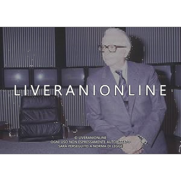 RETROSPETTIVA ENZO BIAGI GIORNALISTA E SCRITTORE E CONDUTTORE TELEVISIVO NELLA FOTO ENZO BIAGI NELLA TRASMISSIONE TELEVISIVA“TERRE LONTANE“ NELL\'ANNO 1989 AG ALDO LIVERANI SAS 