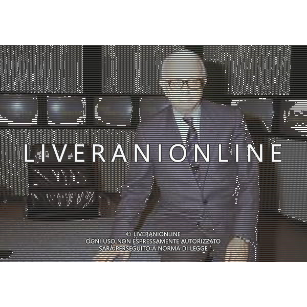 RETROSPETTIVA ENZO BIAGI GIORNALISTA E SCRITTORE E CONDUTTORE TELEVISIVO NELLA FOTO ENZO BIAGI NELLA TRASMISSIONE TELEVISIVA“TERRE LONTANE“ NELL\'ANNO 1989 AG ALDO LIVERANI SAS 