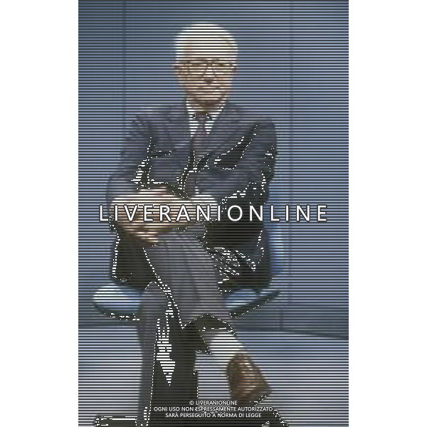 RETROSPETTIVA ENZO BIAGI GIORNALISTA E SCRITTORE E CONDUTTORE TELEVISIVO NELLA FOTO ENZO BIAGI NELLA TRASMISSIONE TELEVISIVA“TERRE LONTANE“ NELL\'ANNO 1989 AG ALDO LIVERANI SAS 