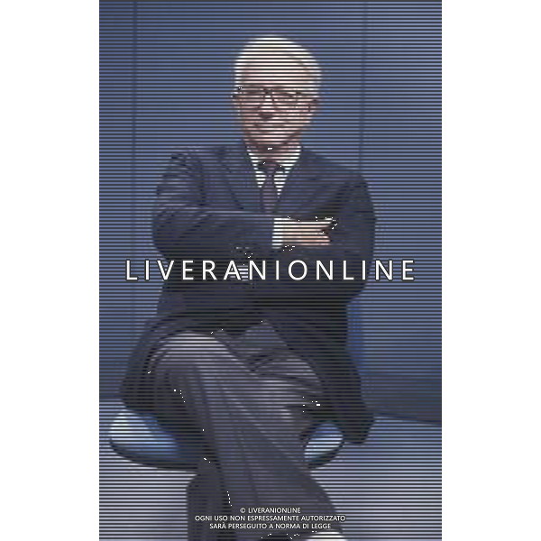 RETROSPETTIVA ENZO BIAGI GIORNALISTA E SCRITTORE E CONDUTTORE TELEVISIVO NELLA FOTO ENZO BIAGI NELLA TRASMISSIONE TELEVISIVA“TERRE LONTANE“ NELL\'ANNO 1989 AG ALDO LIVERANI SAS 
