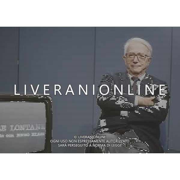 RETROSPETTIVA ENZO BIAGI GIORNALISTA E SCRITTORE E CONDUTTORE TELEVISIVO NELLA FOTO ENZO BIAGI NELLA TRASMISSIONE TELEVISIVA“TERRE LONTANE“ NELL\'ANNO 1989 AG ALDO LIVERANI SAS 