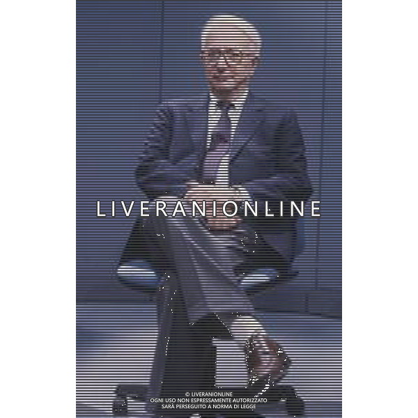 RETROSPETTIVA ENZO BIAGI GIORNALISTA E SCRITTORE E CONDUTTORE TELEVISIVO NELLA FOTO ENZO BIAGI NELLA TRASMISSIONE TELEVISIVA“TERRE LONTANE“ NELL\'ANNO 1989 AG ALDO LIVERANI SAS 