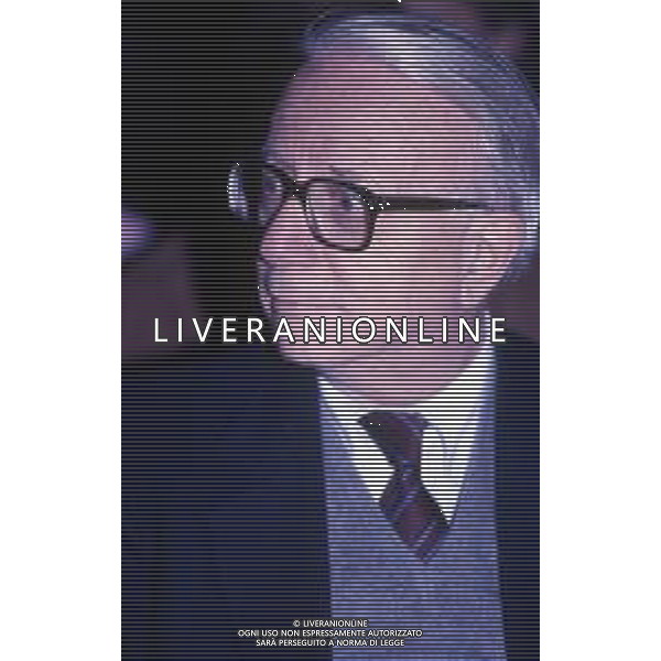 RETROSPETTIVA ENZO BIAGI GIORNALISTA E SCRITTORE E CONDUTTORE TELEVISIVO NELLA FOTO ENZO BIAGI NELLA TRASMISSIONE TELEVISIVA“TERRE LONTANE“ NELL\'ANNO 1989 AG ALDO LIVERANI SAS 