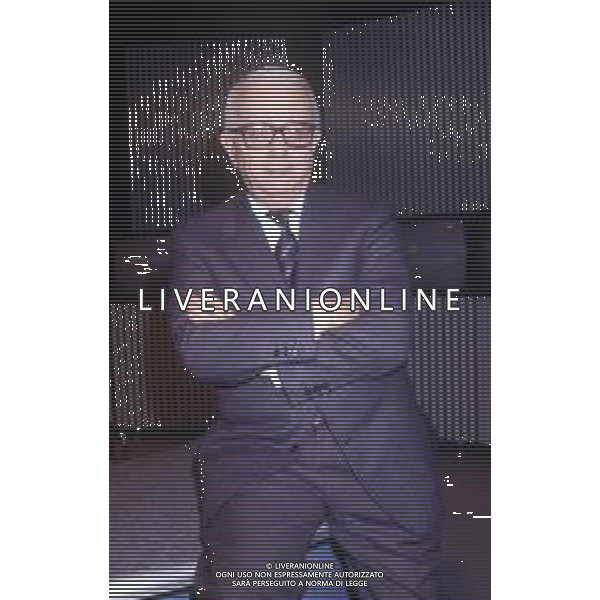 RETROSPETTIVA ENZO BIAGI GIORNALISTA E SCRITTORE E CONDUTTORE TELEVISIVO NELLA FOTO ENZO BIAGI NELLA TRASMISSIONE TELEVISIVA“TERRE LONTANE“ NELL\'ANNO 1989 AG ALDO LIVERANI SAS 