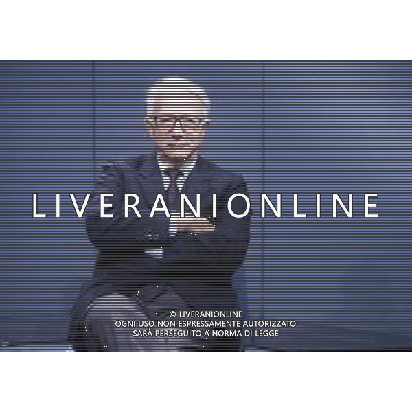 RETROSPETTIVA ENZO BIAGI GIORNALISTA E SCRITTORE E CONDUTTORE TELEVISIVO NELLA FOTO ENZO BIAGI NELLA TRASMISSIONE TELEVISIVA“TERRE LONTANE“ NELL\'ANNO 1989 AG ALDO LIVERANI SAS 