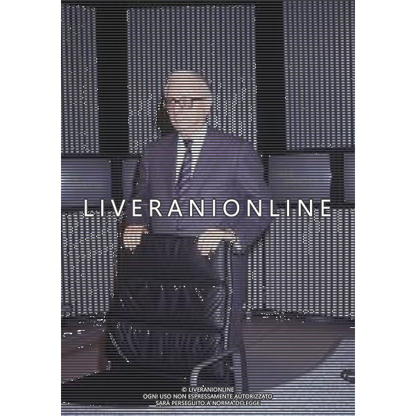 RETROSPETTIVA ENZO BIAGI GIORNALISTA E SCRITTORE E CONDUTTORE TELEVISIVO NELLA FOTO ENZO BIAGI NELLA TRASMISSIONE TELEVISIVA“TERRE LONTANE“ NELL\'ANNO 1989 AG ALDO LIVERANI SAS 