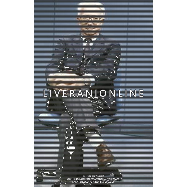RETROSPETTIVA ENZO BIAGI GIORNALISTA E SCRITTORE E CONDUTTORE TELEVISIVO NELLA FOTO ENZO BIAGI NELLA TRASMISSIONE TELEVISIVA“TERRE LONTANE“ NELL\'ANNO 1989 AG ALDO LIVERANI SAS 
