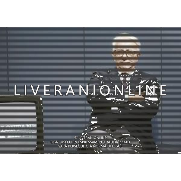 RETROSPETTIVA ENZO BIAGI GIORNALISTA E SCRITTORE E CONDUTTORE TELEVISIVO NELLA FOTO ENZO BIAGI NELLA TRASMISSIONE TELEVISIVA“TERRE LONTANE“ NELL\'ANNO 1989 AG ALDO LIVERANI SAS 