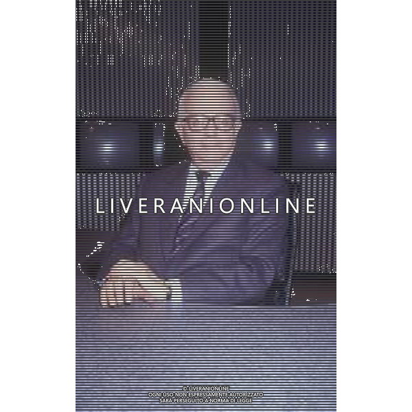 RETROSPETTIVA ENZO BIAGI GIORNALISTA E SCRITTORE E CONDUTTORE TELEVISIVO NELLA FOTO ENZO BIAGI NELLA TRASMISSIONE TELEVISIVA“TERRE LONTANE“ NELL\'ANNO 1989 AG ALDO LIVERANI SAS 