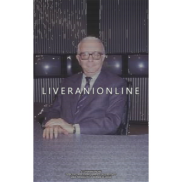 RETROSPETTIVA ENZO BIAGI GIORNALISTA E SCRITTORE E CONDUTTORE TELEVISIVO NELLA FOTO ENZO BIAGI NELLA TRASMISSIONE TELEVISIVA“TERRE LONTANE“ NELL\'ANNO 1989 AG ALDO LIVERANI SAS 