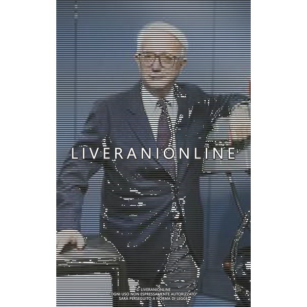 RETROSPETTIVA ENZO BIAGI GIORNALISTA E SCRITTORE E CONDUTTORE TELEVISIVO NELLA FOTO ENZO BIAGI NELLA TRASMISSIONE TELEVISIVA“TERRE LONTANE“ NELL\'ANNO 1989 AG ALDO LIVERANI SAS 