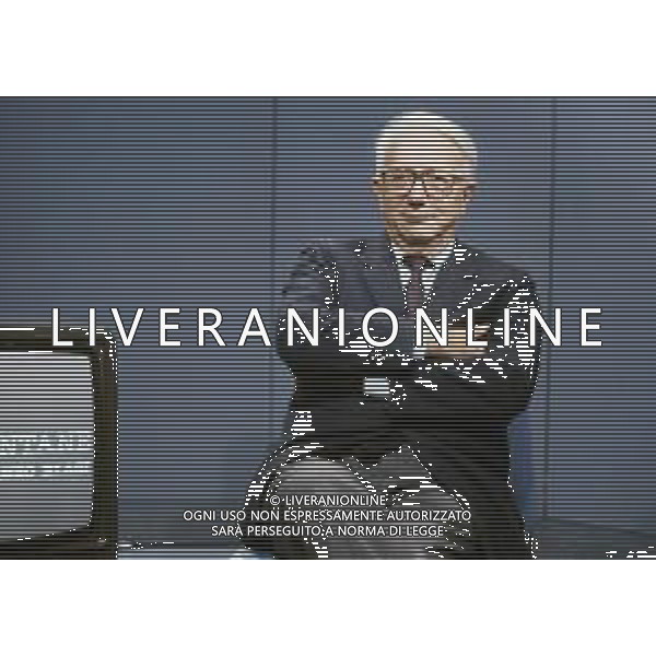 RETROSPETTIVA ENZO BIAGI GIORNALISTA E SCRITTORE E CONDUTTORE TELEVISIVO NELLA FOTO ENZO BIAGI NELLA TRASMISSIONE TELEVISIVA“TERRE LONTANE“ NELL\'ANNO 1989 AG ALDO LIVERANI SAS 