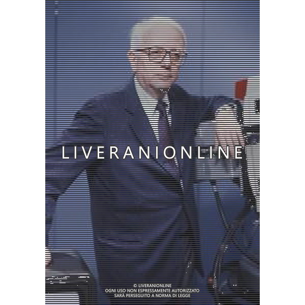 RETROSPETTIVA ENZO BIAGI GIORNALISTA E SCRITTORE E CONDUTTORE TELEVISIVO NELLA FOTO ENZO BIAGI NELLA TRASMISSIONE TELEVISIVA“TERRE LONTANE“ NELL\'ANNO 1989 AG ALDO LIVERANI SAS 