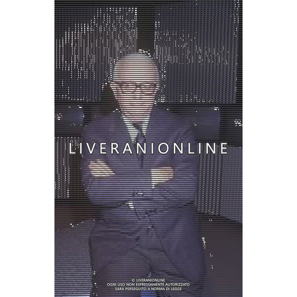 RETROSPETTIVA ENZO BIAGI GIORNALISTA E SCRITTORE E CONDUTTORE TELEVISIVO NELLA FOTO ENZO BIAGI NELLA TRASMISSIONE TELEVISIVA“TERRE LONTANE“ NELL\'ANNO 1989 AG ALDO LIVERANI SAS 