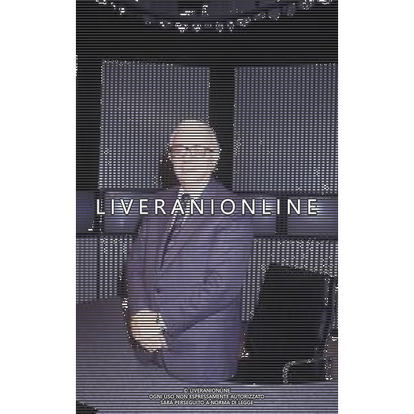 RETROSPETTIVA ENZO BIAGI GIORNALISTA E SCRITTORE E CONDUTTORE TELEVISIVO NELLA FOTO ENZO BIAGI NELLA TRASMISSIONE TELEVISIVA“TERRE LONTANE“ NELL\'ANNO 1989 AG ALDO LIVERANI SAS 