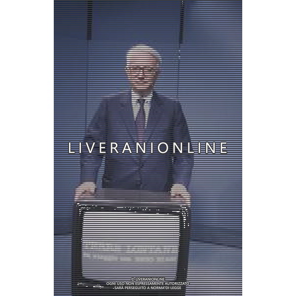 RETROSPETTIVA ENZO BIAGI GIORNALISTA E SCRITTORE E CONDUTTORE TELEVISIVO NELLA FOTO ENZO BIAGI NELLA TRASMISSIONE TELEVISIVA“TERRE LONTANE“ NELL\'ANNO 1989 AG ALDO LIVERANI SAS 