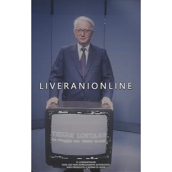 RETROSPETTIVA ENZO BIAGI GIORNALISTA E SCRITTORE E CONDUTTORE TELEVISIVO NELLA FOTO ENZO BIAGI NELLA TRASMISSIONE TELEVISIVA“TERRE LONTANE“ NELL\'ANNO 1989 AG ALDO LIVERANI SAS 
