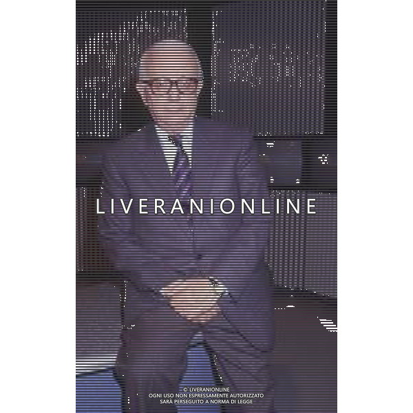 RETROSPETTIVA ENZO BIAGI GIORNALISTA E SCRITTORE E CONDUTTORE TELEVISIVO NELLA FOTO ENZO BIAGI NELLA TRASMISSIONE TELEVISIVA“TERRE LONTANE“ NELL\'ANNO 1989 AG ALDO LIVERANI SAS 