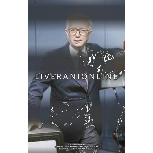 RETROSPETTIVA ENZO BIAGI GIORNALISTA E SCRITTORE E CONDUTTORE TELEVISIVO NELLA FOTO ENZO BIAGI NELLA TRASMISSIONE TELEVISIVA“TERRE LONTANE“ NELL\'ANNO 1989 AG ALDO LIVERANI SAS 
