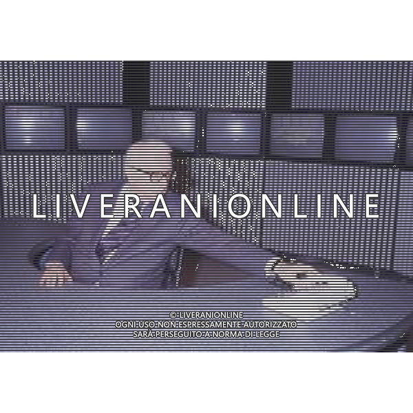 RETROSPETTIVA ENZO BIAGI GIORNALISTA E SCRITTORE E CONDUTTORE TELEVISIVO NELLA FOTO ENZO BIAGI NELLA TRASMISSIONE TELEVISIVA“TERRE LONTANE“ NELL\'ANNO 1989 AG ALDO LIVERANI SAS 