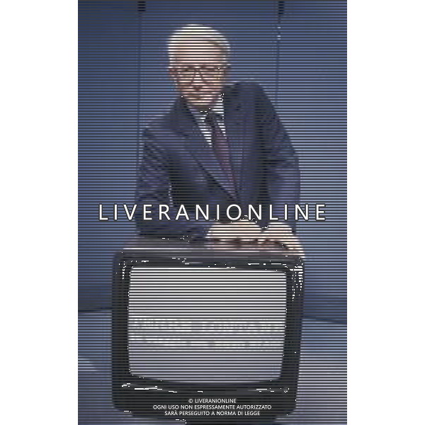 RETROSPETTIVA ENZO BIAGI GIORNALISTA E SCRITTORE E CONDUTTORE TELEVISIVO NELLA FOTO ENZO BIAGI NELLA TRASMISSIONE TELEVISIVA“TERRE LONTANE“ NELL\'ANNO 1989 AG ALDO LIVERANI SAS 