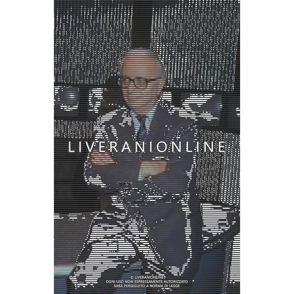 RETROSPETTIVA ENZO BIAGI GIORNALISTA E SCRITTORE E CONDUTTORE TELEVISIVO NELLA FOTO ENZO BIAGI NELLA TRASMISSIONE TELEVISIVA“TERRE LONTANE“ NELL\'ANNO 1989 AG ALDO LIVERANI SAS 