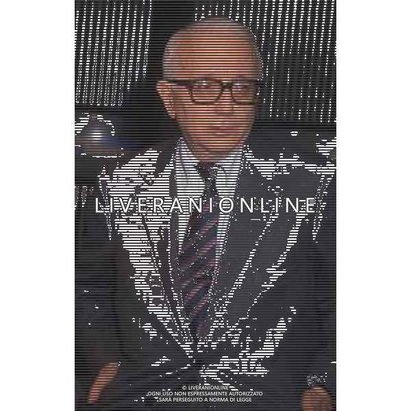 RETROSPETTIVA ENZO BIAGI GIORNALISTA E SCRITTORE E CONDUTTORE TELEVISIVO NELLA FOTO ENZO BIAGI NELLA TRASMISSIONE TELEVISIVA“TERRE LONTANE“ NELL\'ANNO 1989 AG ALDO LIVERANI SAS 