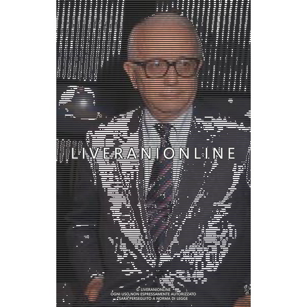 RETROSPETTIVA ENZO BIAGI GIORNALISTA E SCRITTORE E CONDUTTORE TELEVISIVO NELLA FOTO ENZO BIAGI NELLA TRASMISSIONE TELEVISIVA“TERRE LONTANE“ NELL\'ANNO 1989 AG ALDO LIVERANI SAS 