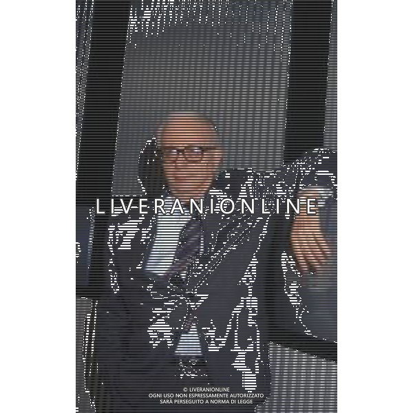 RETROSPETTIVA ENZO BIAGI GIORNALISTA E SCRITTORE E CONDUTTORE TELEVISIVO NELLA FOTO ENZO BIAGI NELLA TRASMISSIONE TELEVISIVA“TERRE LONTANE“ NELL\'ANNO 1989 AG ALDO LIVERANI SAS 