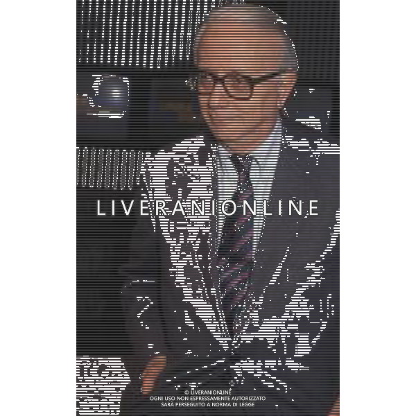 RETROSPETTIVA ENZO BIAGI GIORNALISTA E SCRITTORE E CONDUTTORE TELEVISIVO NELLA FOTO ENZO BIAGI NELLA TRASMISSIONE TELEVISIVA“TERRE LONTANE“ NELL\'ANNO 1989 AG ALDO LIVERANI SAS 