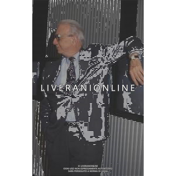 RETROSPETTIVA ENZO BIAGI GIORNALISTA E SCRITTORE E CONDUTTORE TELEVISIVO NELLA FOTO ENZO BIAGI NELLA TRASMISSIONE TELEVISIVA“TERRE LONTANE“ NELL\'ANNO 1989 AG ALDO LIVERANI SAS 