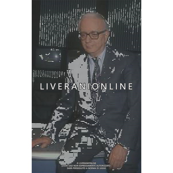 RETROSPETTIVA ENZO BIAGI GIORNALISTA E SCRITTORE E CONDUTTORE TELEVISIVO NELLA FOTO ENZO BIAGI NELLA TRASMISSIONE TELEVISIVA“TERRE LONTANE“ NELL\'ANNO 1989 AG ALDO LIVERANI SAS 