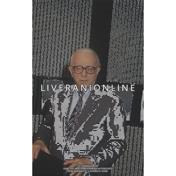 RETROSPETTIVA ENZO BIAGI GIORNALISTA E SCRITTORE E CONDUTTORE TELEVISIVO NELLA FOTO ENZO BIAGI NELLA TRASMISSIONE TELEVISIVA“TERRE LONTANE“ NELL\'ANNO 1989 AG ALDO LIVERANI SAS 