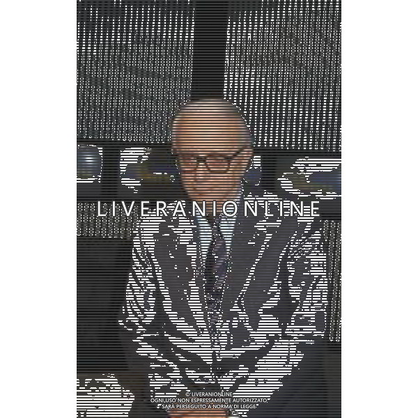 RETROSPETTIVA ENZO BIAGI GIORNALISTA E SCRITTORE E CONDUTTORE TELEVISIVO NELLA FOTO ENZO BIAGI NELLA TRASMISSIONE TELEVISIVA“TERRE LONTANE“ NELL\'ANNO 1989 AG ALDO LIVERANI SAS 