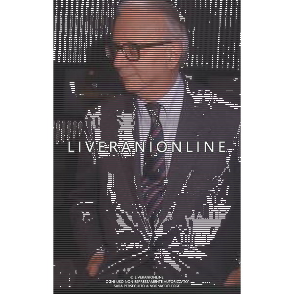 RETROSPETTIVA ENZO BIAGI GIORNALISTA E SCRITTORE E CONDUTTORE TELEVISIVO NELLA FOTO ENZO BIAGI NELLA TRASMISSIONE TELEVISIVA“TERRE LONTANE“ NELL\'ANNO 1989 AG ALDO LIVERANI SAS 