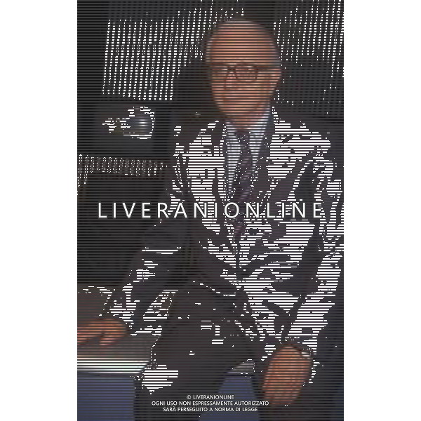 RETROSPETTIVA ENZO BIAGI GIORNALISTA E SCRITTORE E CONDUTTORE TELEVISIVO NELLA FOTO ENZO BIAGI NELLA TRASMISSIONE TELEVISIVA“TERRE LONTANE“ NELL\'ANNO 1989 AG ALDO LIVERANI SAS 