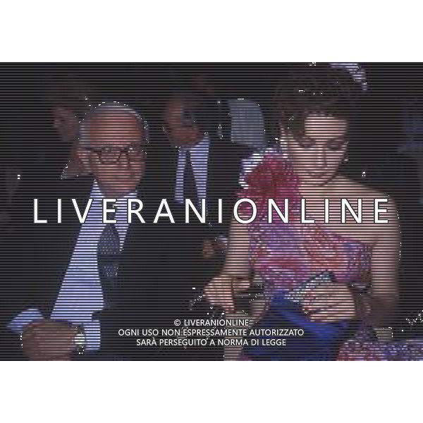 RETROSPETTIVA ENZO BIAGI GIORNALISTA E SCRITTORE E CONDUTTORE TELEVISIVO NELLA FOTO ENZO BIAGI CON EDWIGE FENECH AI GIARDINI NAXOS NELL\'ANNO 1985 AG ALDO LIVERANI SAS  
