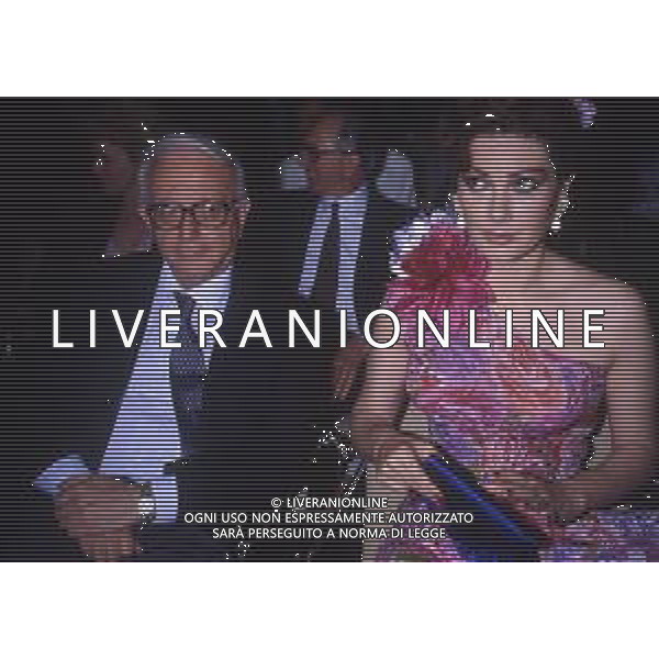 RETROSPETTIVA ENZO BIAGI GIORNALISTA E SCRITTORE E CONDUTTORE TELEVISIVO NELLA FOTO ENZO BIAGI CON EDWIGE FENECH AI GIARDINI NAXOS NELL\'ANNO 1985 AG ALDO LIVERANI SAS  