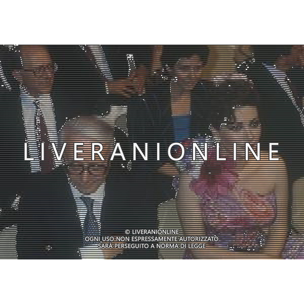RETROSPETTIVA ENZO BIAGI GIORNALISTA E SCRITTORE E CONDUTTORE TELEVISIVO NELLA FOTO ENZO BIAGI CON EDWIGE FENECH AI GIARDINI NAXOS NELL\'ANNO 1985 AG ALDO LIVERANI SAS  