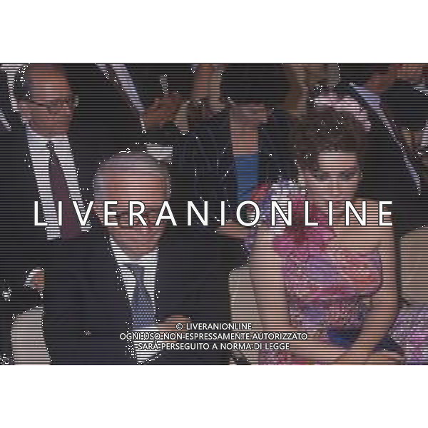 RETROSPETTIVA ENZO BIAGI GIORNALISTA E SCRITTORE E CONDUTTORE TELEVISIVO NELLA FOTO ENZO BIAGI CON EDWIGE FENECH AI GIARDINI NAXOS NELL\'ANNO 1985 AG ALDO LIVERANI SAS  