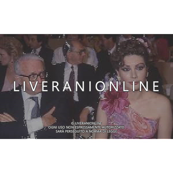 RETROSPETTIVA ENZO BIAGI GIORNALISTA E SCRITTORE E CONDUTTORE TELEVISIVO NELLA FOTO ENZO BIAGI CON EDWIGE FENECH AI GIARDINI NAXOS NELL\'ANNO 1985 AG ALDO LIVERANI SAS  