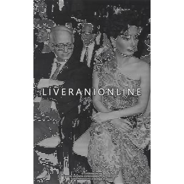 RETROSPETTIVA ENZO BIAGI GIORNALISTA E SCRITTORE E CONDUTTORE TELEVISIVO NELLA FOTO ENZO BIAGI CON EDWIGE FENECH AI GIARDINI NAXOS NELL\'ANNO 1985 AG ALDO LIVERANI SAS  