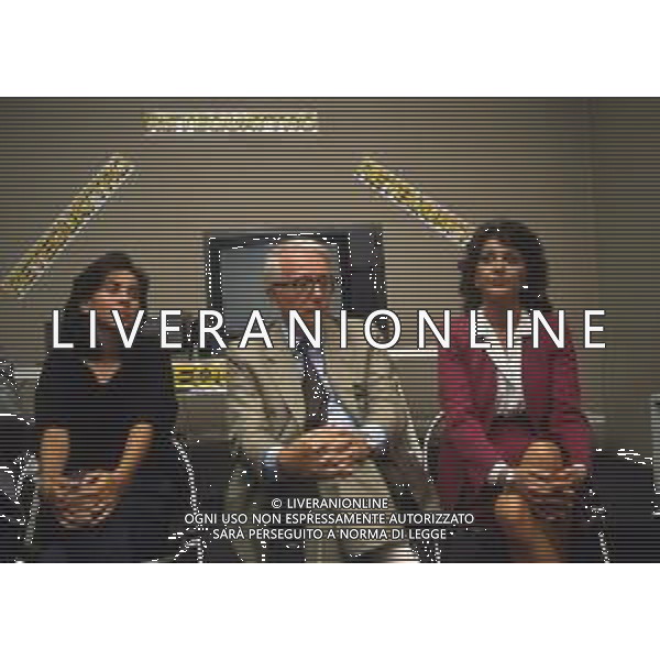 RETROSPETTIVA ENZO BIAGI GIORNALISTA E SCRITTORE E CONDUTTORE TELEVISIVO NELLA FOTO ENZO BIAGI CON L\'AVVOCATO RAFFELE DELLA VALLE -AVVOCATO DALL\'ORA- LA FIGLIA DI ENZO TORTORA SILVIA E LA SORELLA DI ENZO TORTORA IN UN DIBATTITO TELEVISIVO NELL\'ANNO 1984 SULLA DETENZIONE CARCERARIA DI ENZO TORTORA AG ALDO LIVERANI SAS