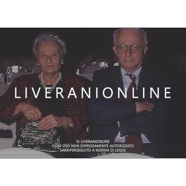 RETROSPETTIVA ENZO BIAGI GIORNALISTA E SCRITTORE E CONDUTTORE TELEVISIVO NELLA FOTO ENZO BIAGI A MILANO CON LA MOGLIE LUCIA GHETTI NELL\'ANNO 1987 AG ALDO LIVERANI SAS 