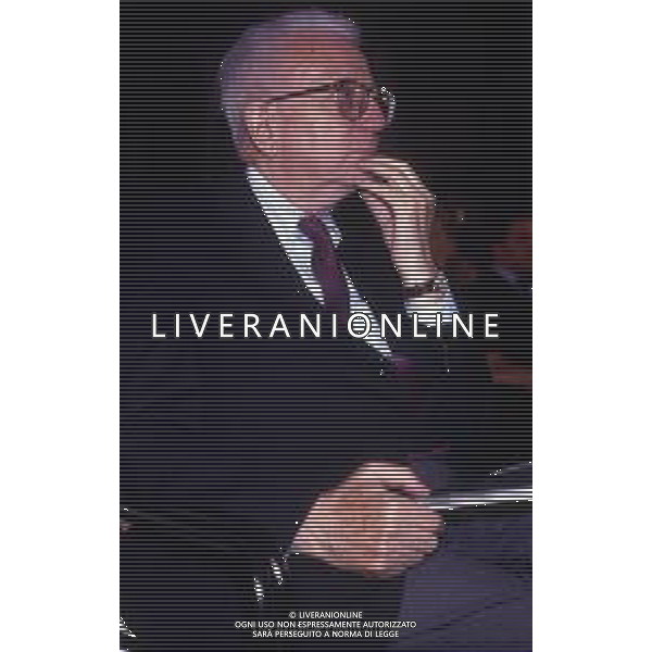 RETROSPETTIVA ENZO BIAGI GIORNALISTA E SCRITTORE E CONDUTTORE TELEVISIVO  NELLA FOTO ENZO BIAGI NELL\'ANNO 1991 NELLA TRASMISSIONE TELEVISIVA “NOTTE ROCK“ CON ADRIANO CELENTANO AG ALDO LIVERANI SAS 